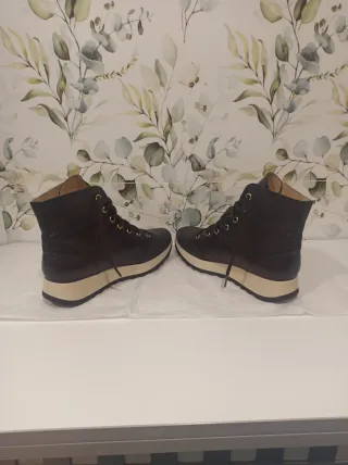 Botines negros y beige con cordones