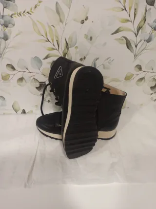 Botines negros y beige con cordones