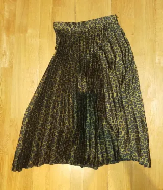 Falda midi plisada estampado leopardo