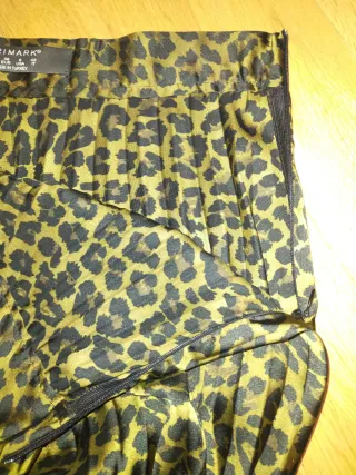 Falda midi plisada estampado leopardo