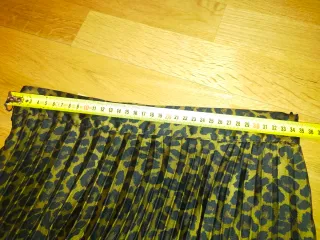 Falda midi plisada estampado leopardo