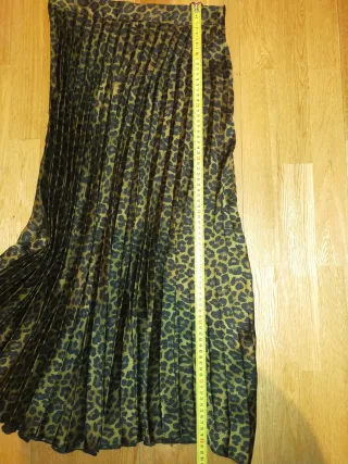 Falda midi plisada estampado leopardo