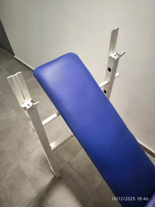 Banco de pesas con barra