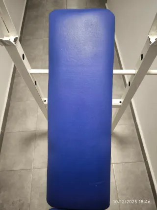 Banco de pesas con barra