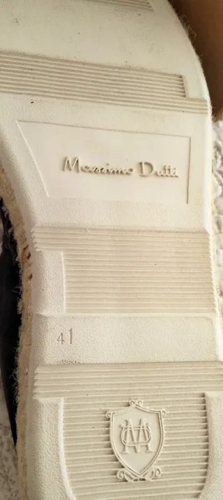 Zapatos náuticos azul marino con borlas.