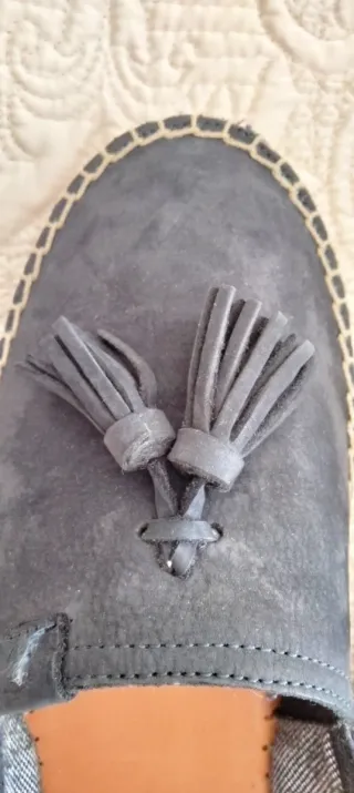 Zapatos náuticos azul marino con borlas.