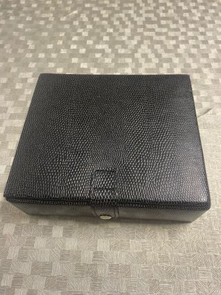 Joyero negro y beige con compartimentos