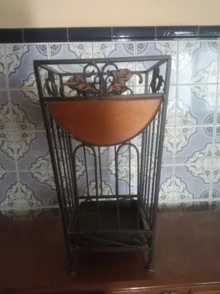 Paragüero metálico moderno con diseño de hojas