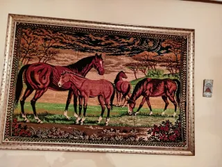 Antico arazzo con cavalli incorniciato