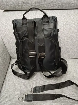 Zaino nero con zip anti-taccheggio