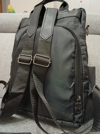Zaino nero con zip anti-taccheggio