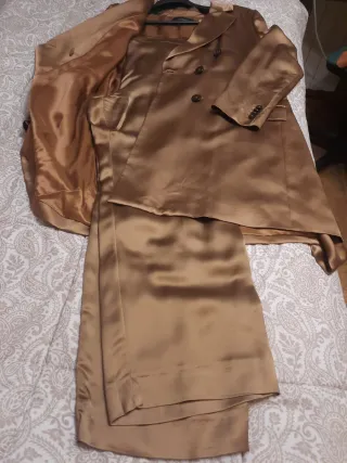 Traje Uterqüe pantalón y levita dorado