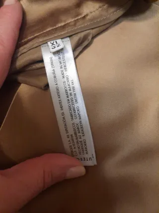 Traje Uterqüe pantalón y levita dorado