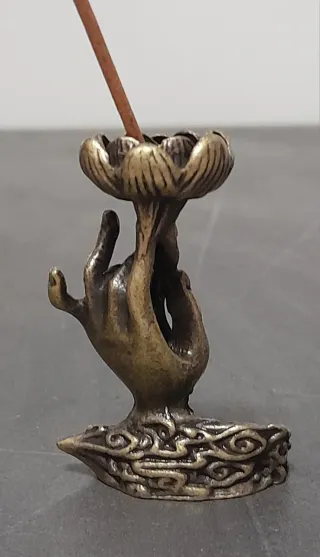 Bruciatore incenso a forma di mano con fiore