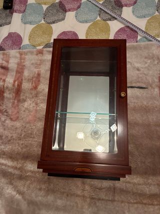 Mini vitrina de madera y cristal