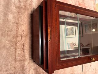 Mini vitrina de madera y cristal