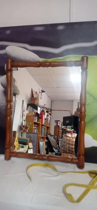 Due specchi in legno e vetro