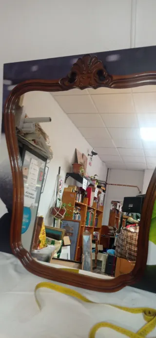 Due specchi in legno e vetro