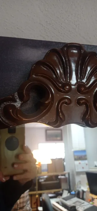 Due specchi in legno e vetro