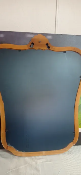 Due specchi in legno e vetro