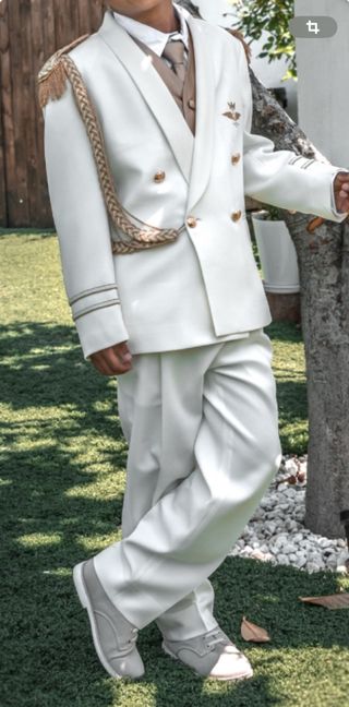 Traje de Primera Comunión beis