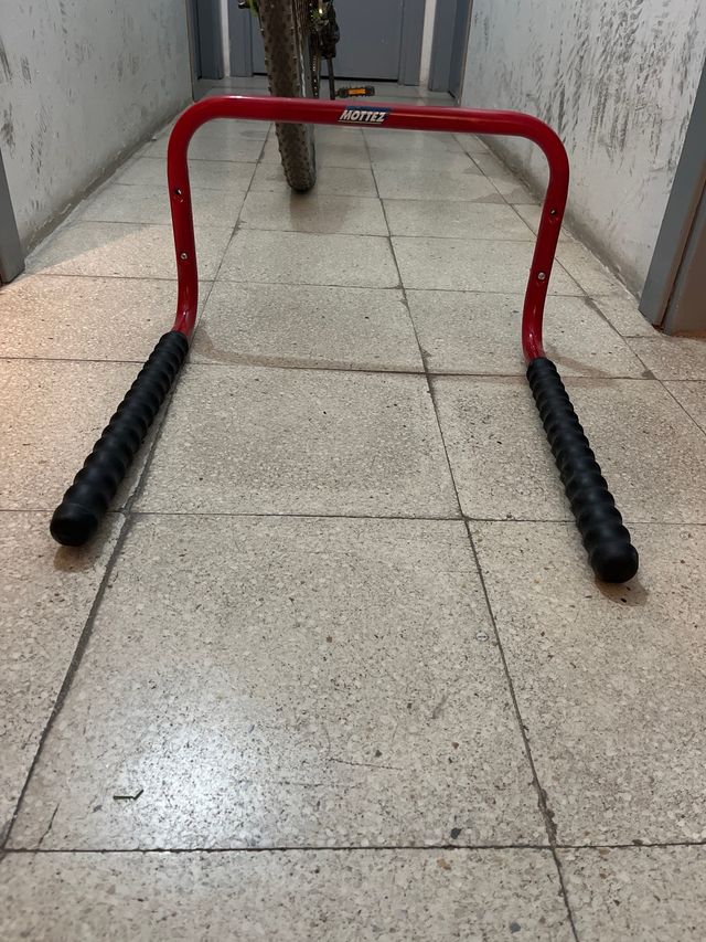 Supporto per bicicletta a parete MOTTEZ Rosso