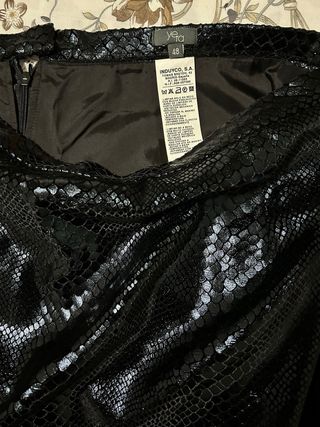 Falda negra efecto piel serpiente