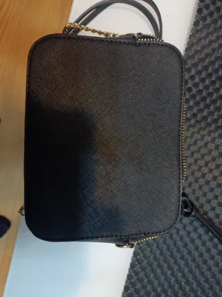 Bolso negro con cadena dorada