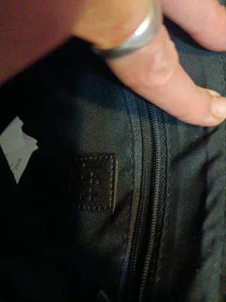 Bolso negro con cadena dorada