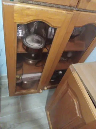 Armadio da cucina in legno e vetro