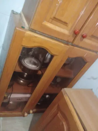 Armadio da cucina in legno e vetro