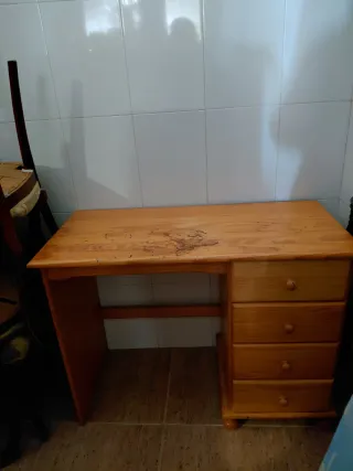 Cómoda de madera con espejo