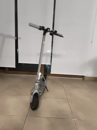 Patinete Eléctrico Gris y Amarillo