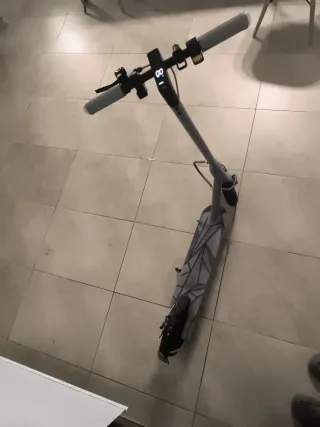 Patinete Eléctrico Gris y Amarillo