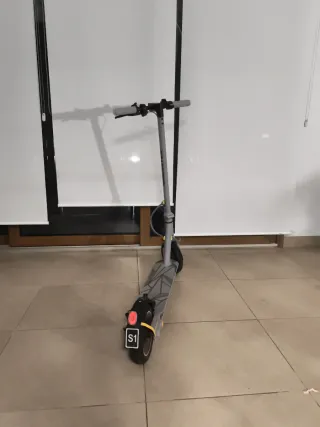 Patinete Eléctrico Gris y Amarillo