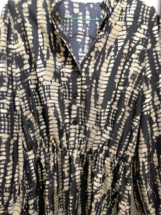 Vestido corto estampado beige y negro