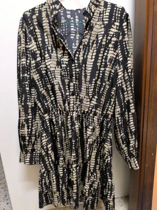 Vestido corto estampado beige y negro