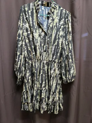 Vestido corto estampado beige y negro