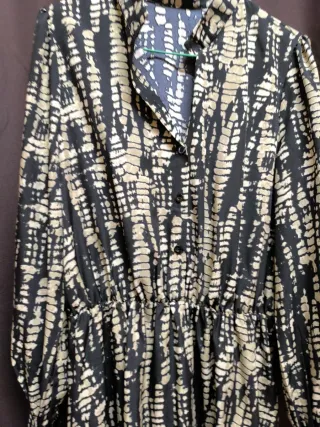 Vestido corto estampado beige y negro