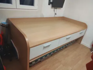Cama nido de madera y blanco