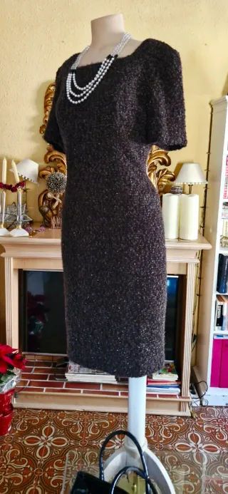 Abito in tweed scuro con brillantini