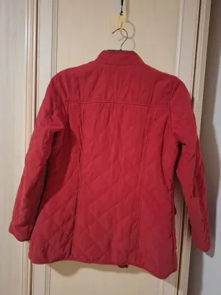 Chaqueta acolchada mujer color rojo pálido.