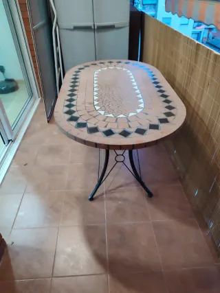 Tavolo a mosaico in terracotta e metallo con quattro sedie