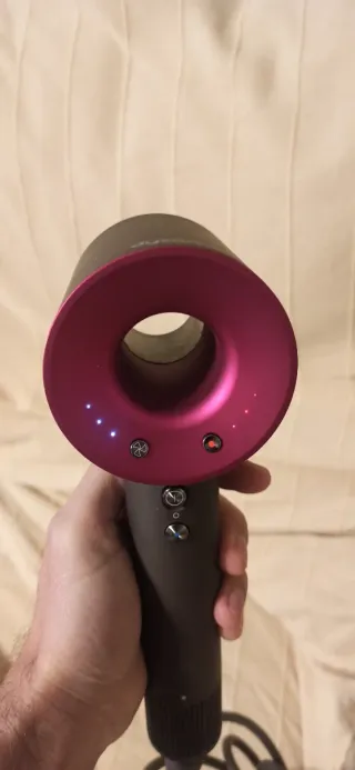 Secador de pelo Dyson rosa y gris