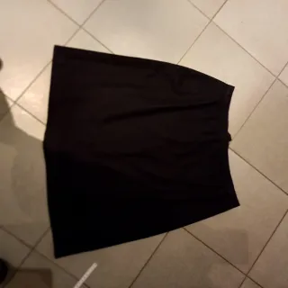 Gonna nera sartoriale.