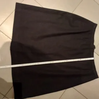 Gonna nera sartoriale.