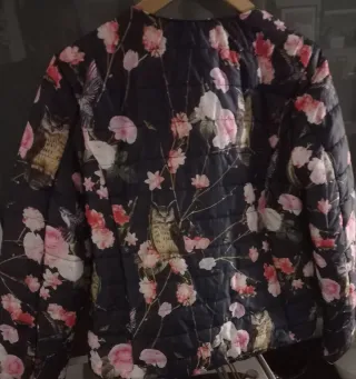 Piumino con stampa civette e fiori