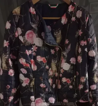 Piumino con stampa civette e fiori