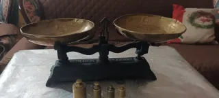 Báscula antigua de latón con pesas