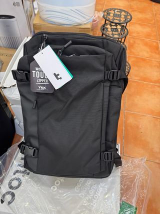 Mochila negra con cremallera YKK